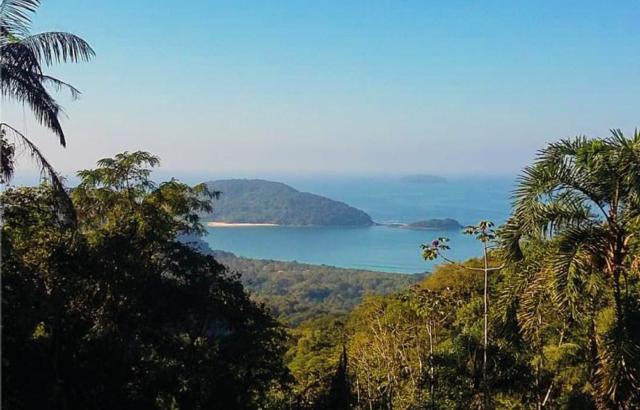 Na paisagem, praia e ilha de Prumirim