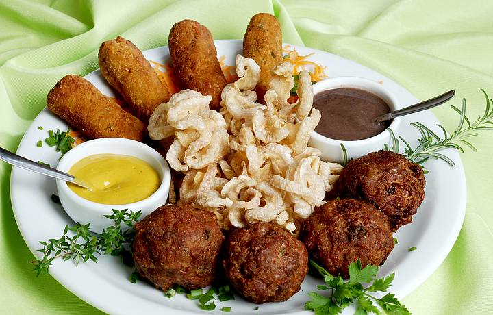 Torresminho, bolinho de carne e croquete de cenoura na mesma poro