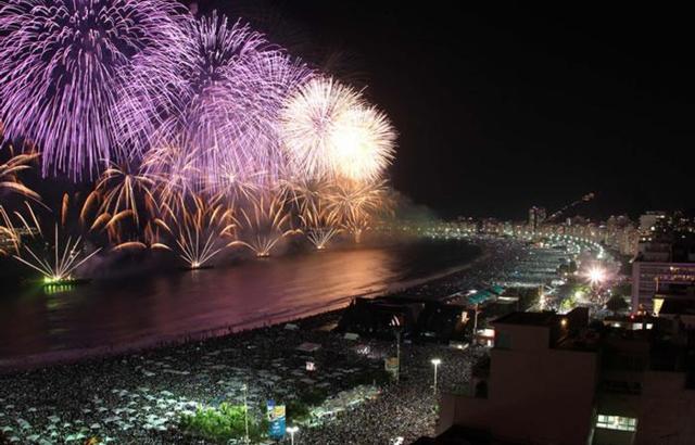 Fogos colorem o céu de toda a praia