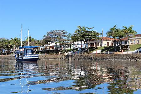 Avenida Beira Mar - Casario e barcos colorem a paisagen