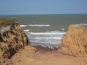 Costa Dourada: Falsias contornam toda a praia<br>