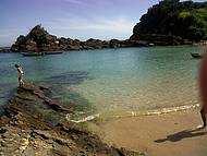 Maravilhosa praia de guas calmas e translucidas em um ambiente buclico.