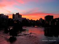 Vista do Rio e Ponte Municipal ao Entardecer