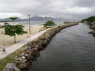 Canal de desemboca no mar da Barra da Lagoa