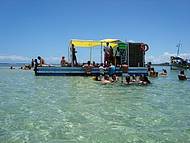 Bar flutuante nas piscinas de Garapu