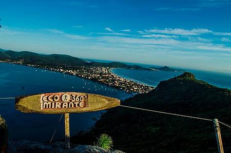 Paisagem privilegiada reúne mar e montanhas, em Bombinhas