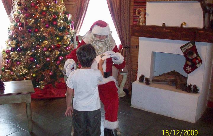 Criana entregando carta a papai Noel