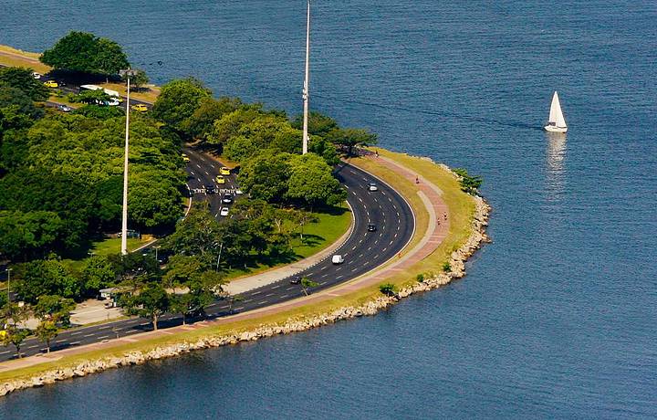 Barcos  vela enfeitam ainda mais a bela paisagem