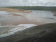 O encontro do mar com a Lagoa Coca-Cola, como  conhecida a reserva florestal