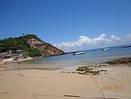 Uma bela praia cercada de piscinas naturais.