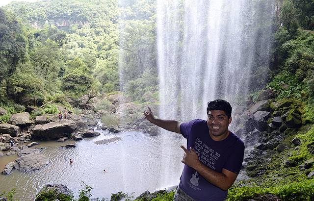 Atrs da cachoeira