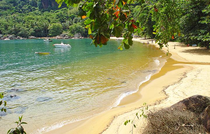 Praia de guas esverdeadas e cristalinas. Perfeita!