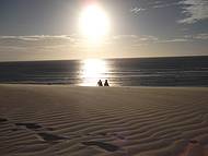 Pr do sol apreciado do topo da duna mais famosa de Jeri