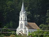 Igreja Lutherana emoldurada pelo verde