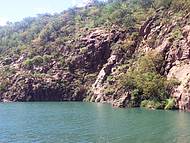 Pedras arenosas e viso paradisaca das guas verdes do rio So Francisco