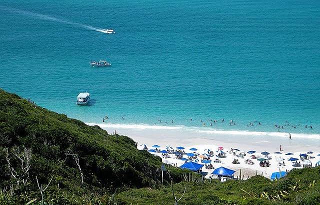 Vista descida da trilha para as Prainhas de Arraial