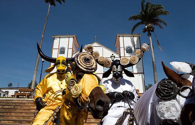 Cavaleiros mascarados animam os festejos