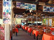 Bar do Arthur: o ambiente é decorado com fotos de turistas que por lá passaram.