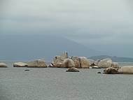 Vista das pedras na praia em Coqueiros, no continente.