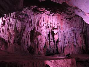 Gruta da Lapinha: Iluminao reala as obras da naturzea<br>