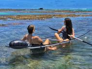 De caiaque transparente nas piscinas de Ponta Verde