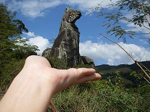 Pedra do Co Sentado: Curiosa formao  acessvel por trilha - 