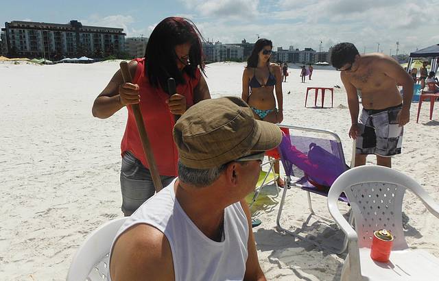 Aguardando a Zilda fixar o Guarda sol.