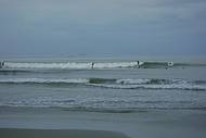 Praia Central rene surfistas at debaixo de chuva