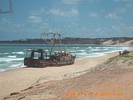 Navio cargueiro abandonado por africanos