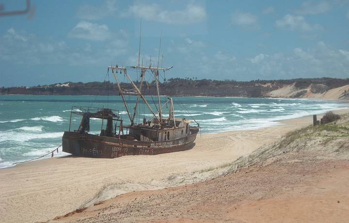 Navio cargueiro abandonado por africanos